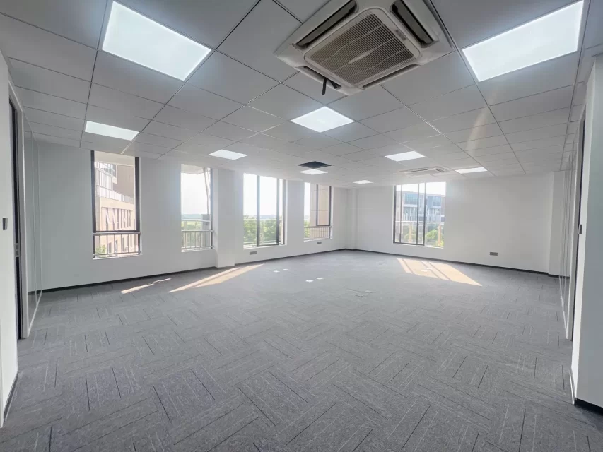 富田小镇办公室出租面积238.47平3个隔间双阳台