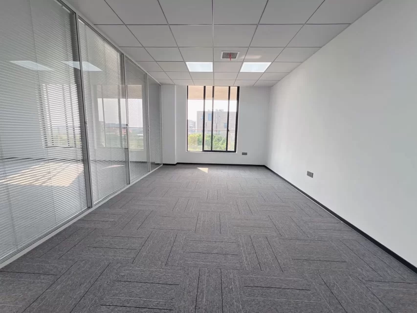 富田小镇办公室出租面积238.47平3个隔间双阳台