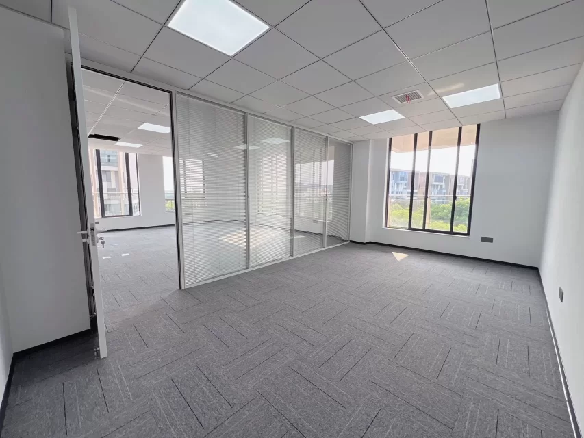 富田小镇办公室出租面积238.47平3个隔间双阳台