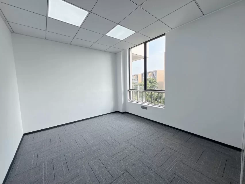 富田小镇办公室出租面积238.47平3个隔间双阳台