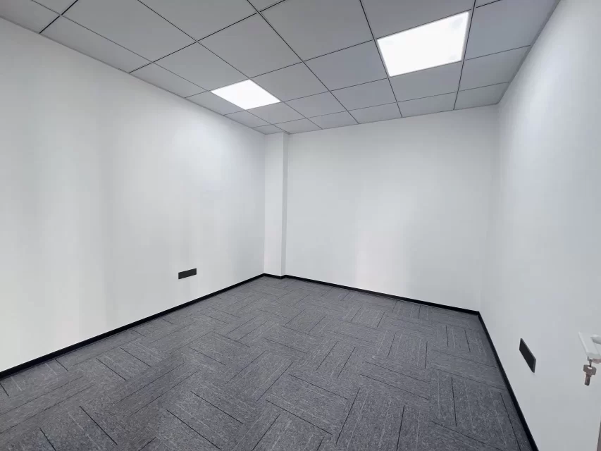 富田小镇办公室出租面积238.47平3个隔间双阳台