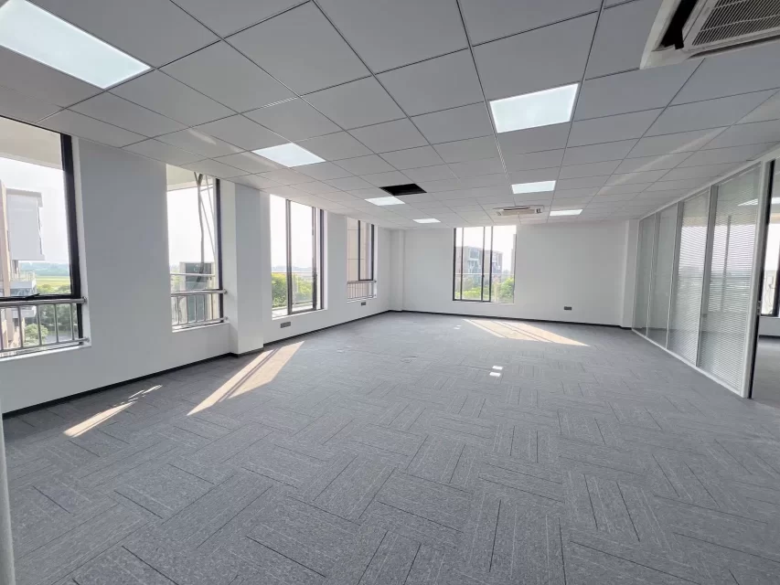 富田小镇办公室出租面积238.47平3个隔间双阳台