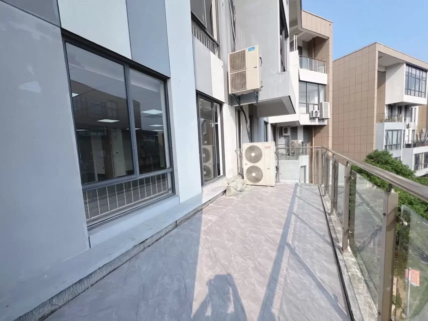 富田小镇办公室出租面积238.47平3个隔间双阳台