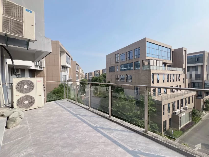 富田小镇办公室出租面积238.47平3个隔间双阳台