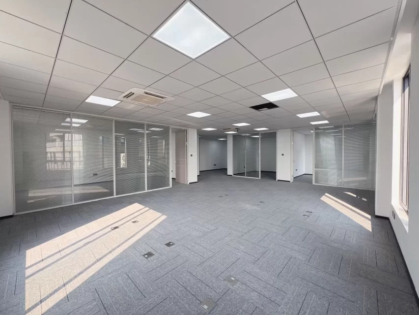 富田小镇办公室出租面积238.47平3个隔间双阳台