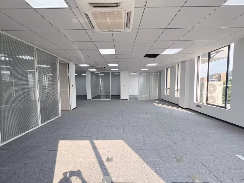 富田小镇办公室出租面积238.47平3个隔间双阳台