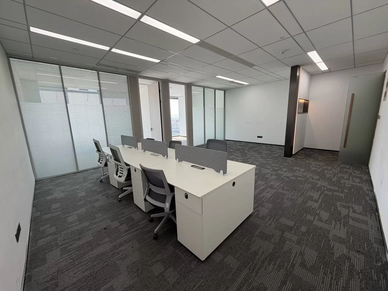 奉化地铁3号线方桥站直通楼内全景双面落地地窗156平米办公室出租