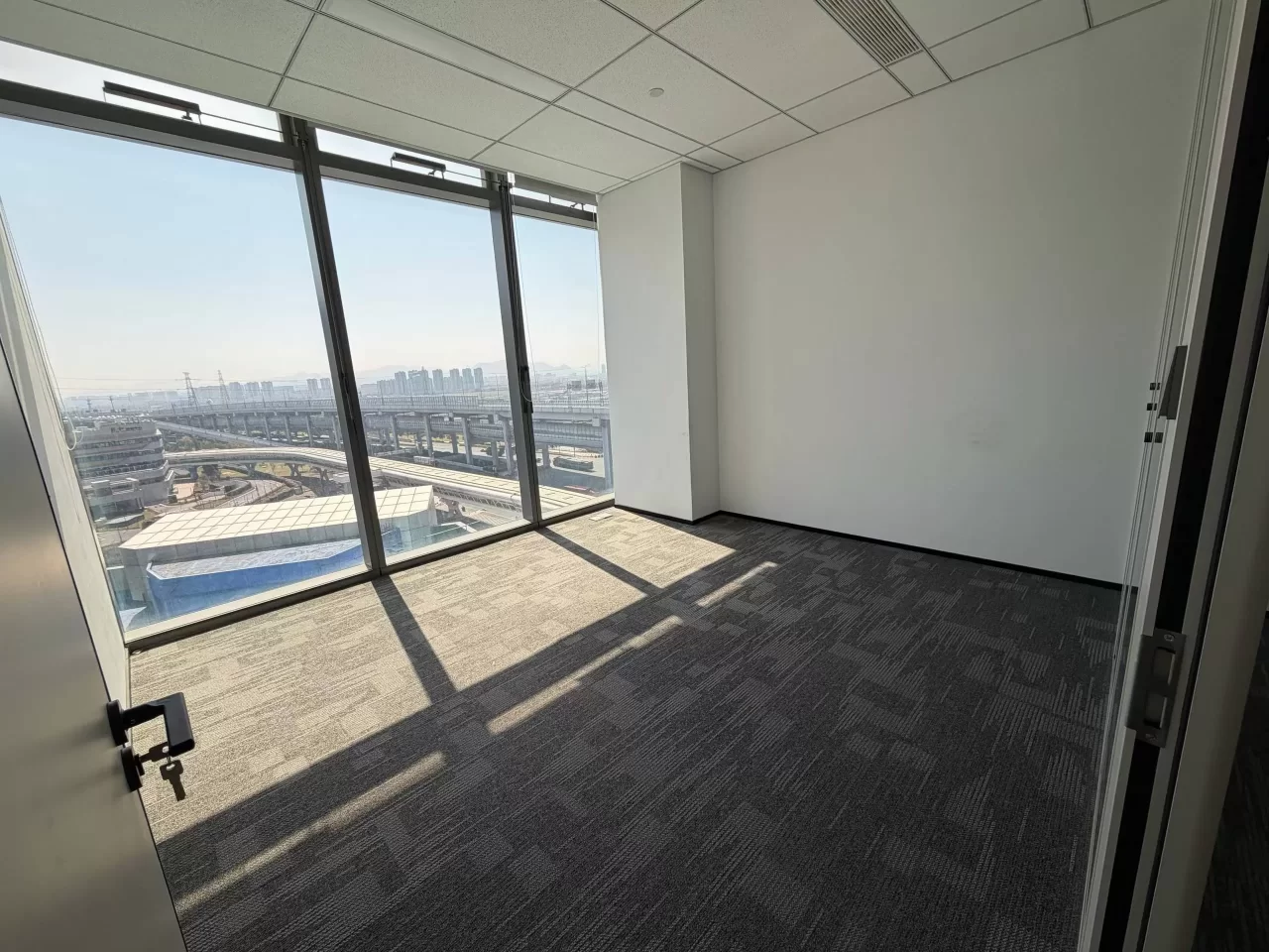 奉化地铁3号线方桥站直通楼内全景双面落地地窗156平米办公室出租