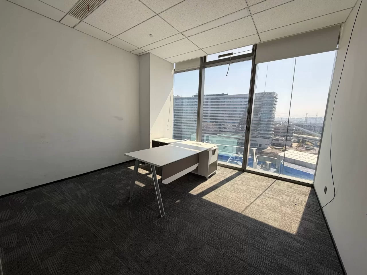 奉化地铁3号线方桥站直通楼内全景双面落地地窗156平米办公室出租