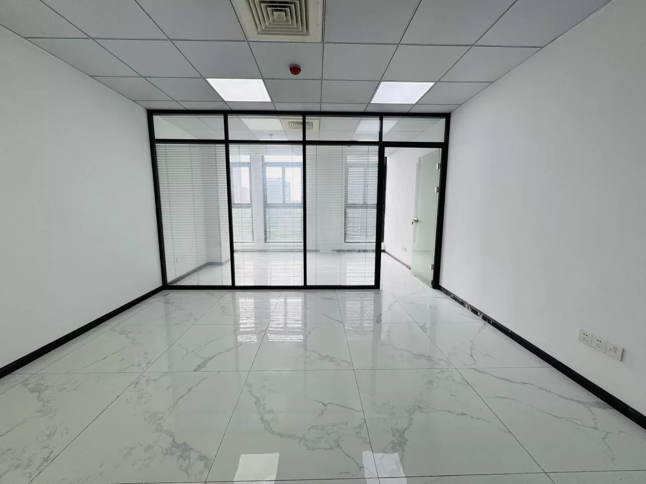 宁波高新区翡翠湾办公室60平，朝南一个隔间出租