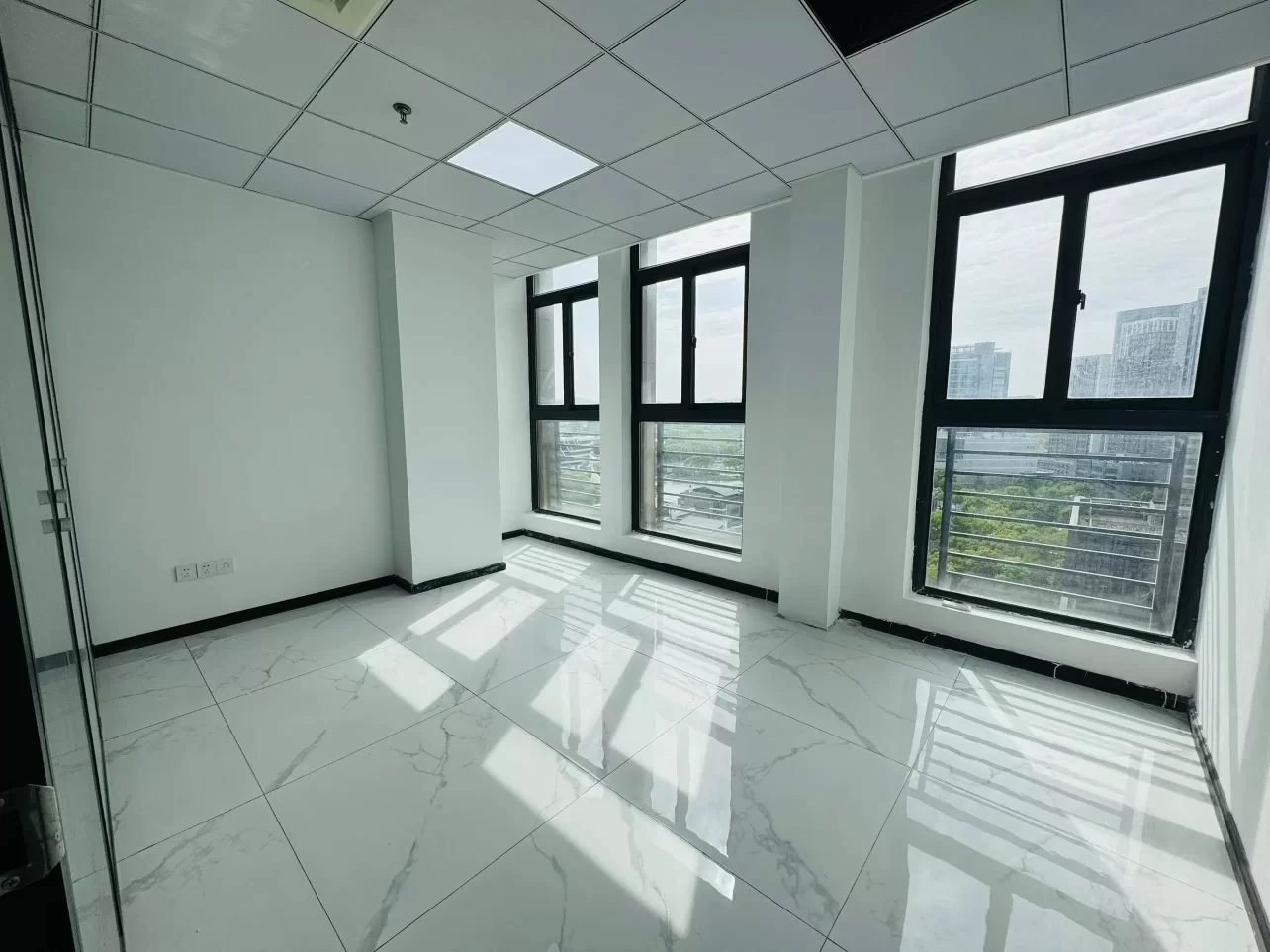 宁波高新区翡翠湾办公室60平，朝南一个隔间出租