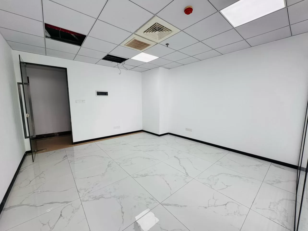 宁波高新区翡翠湾办公室60平，朝南一个隔间出租