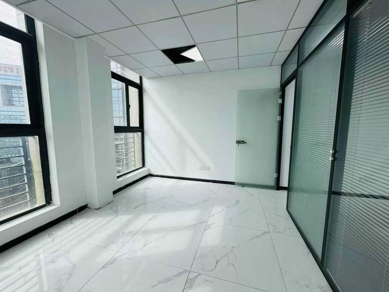 宁波高新区翡翠湾办公室60平，朝南一个隔间出租