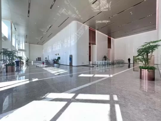 宁波奉化金茂大厦118平米全景落地窗免费注册公司～每周入户吸尘服务