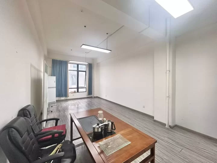 离宁波机场附近写字楼富港电商城49平，精装修，适合初创企业，带部分家具