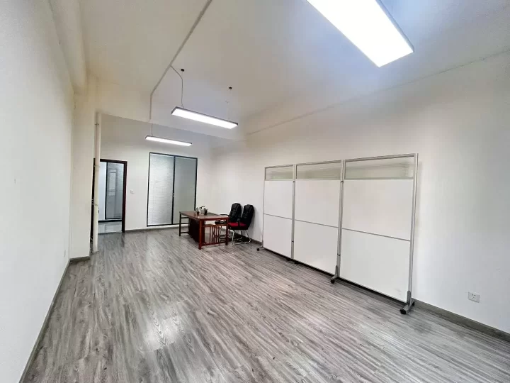 离宁波机场附近写字楼富港电商城49平，精装修，适合初创企业，带部分家具