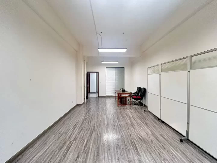 离宁波机场附近写字楼富港电商城49平，精装修，适合初创企业，带部分家具