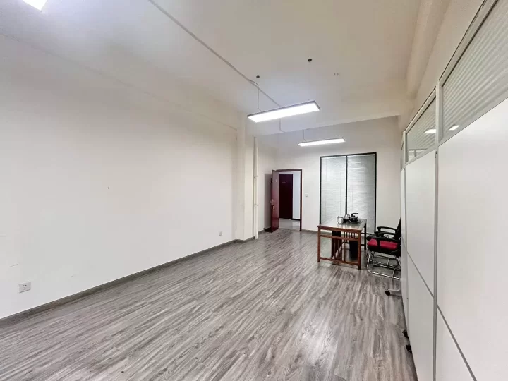 离宁波机场附近写字楼富港电商城49平，精装修，适合初创企业，带部分家具