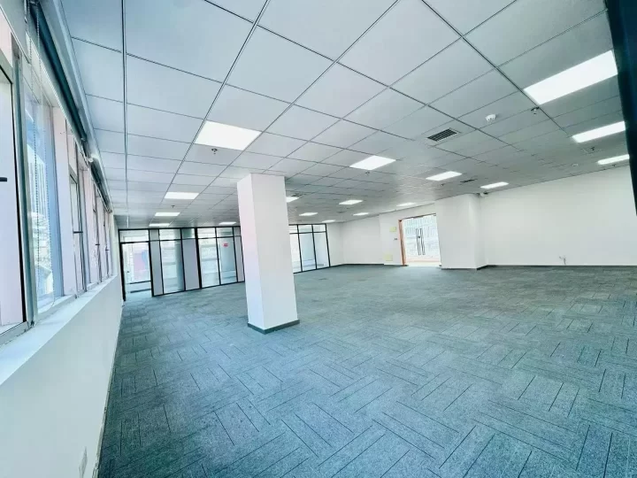 宁波南部商务区水街商务楼出租335平双面采光，3个隔间，户型方正，单价低至1.35