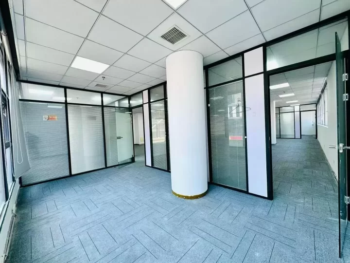 宁波南部商务区水街商务楼出租335平双面采光，3个隔间，户型方正，单价低至1.35