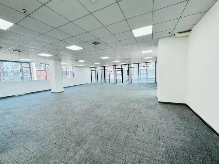 宁波南部商务区水街商务楼出租335平双面采光，3个隔间，户型方正，单价低至1.35