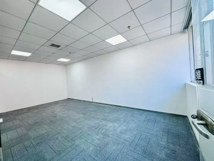 宁波南部商务区水街商务楼出租335平双面采光，3个隔间，户型方正，单价低至1.35