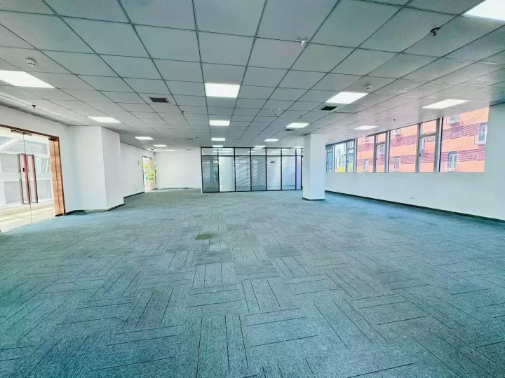 宁波南部商务区水街商务楼出租335平双面采光，3个隔间，户型方正，单价低至1.35