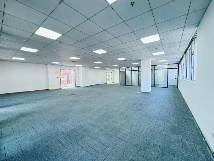 宁波南部商务区水街商务楼出租335平双面采光，3个隔间，户型方正，单价低至1.35