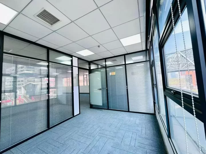 宁波南部商务区水街商务楼出租335平双面采光，3个隔间，户型方正，单价低至1.35