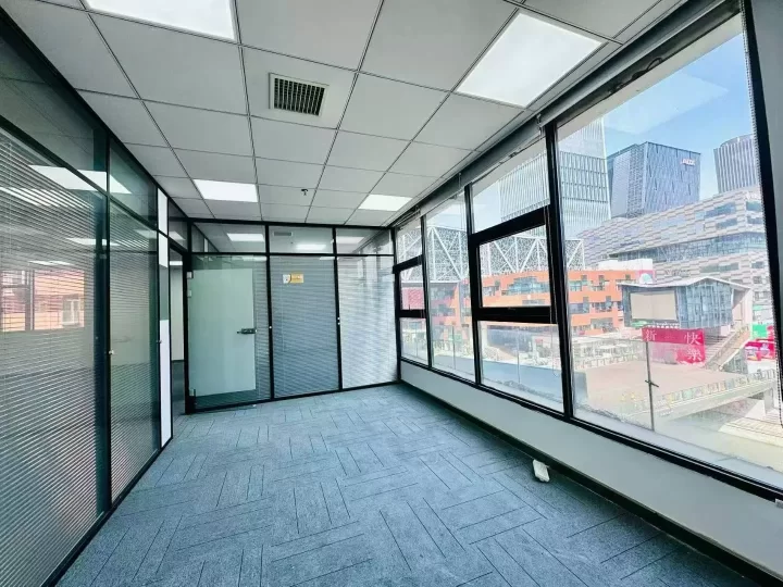 宁波南部商务区水街商务楼出租335平双面采光，3个隔间，户型方正，单价低至1.35