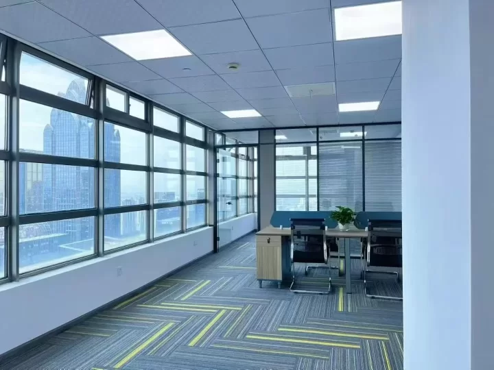 宁波红巨大厦，100平，精装修，朝南，一个隔间，视野开阔，带全套办公家具