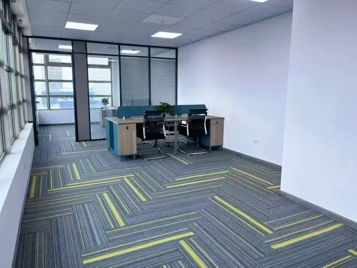 宁波红巨大厦，100平，精装修，朝南，一个隔间，视野开阔，带全套办公家具