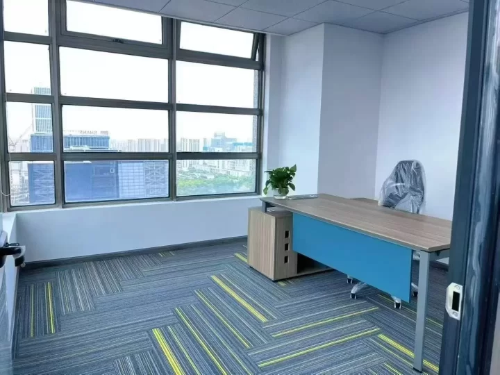 宁波红巨大厦，100平，精装修，朝南，一个隔间，视野开阔，带全套办公家具