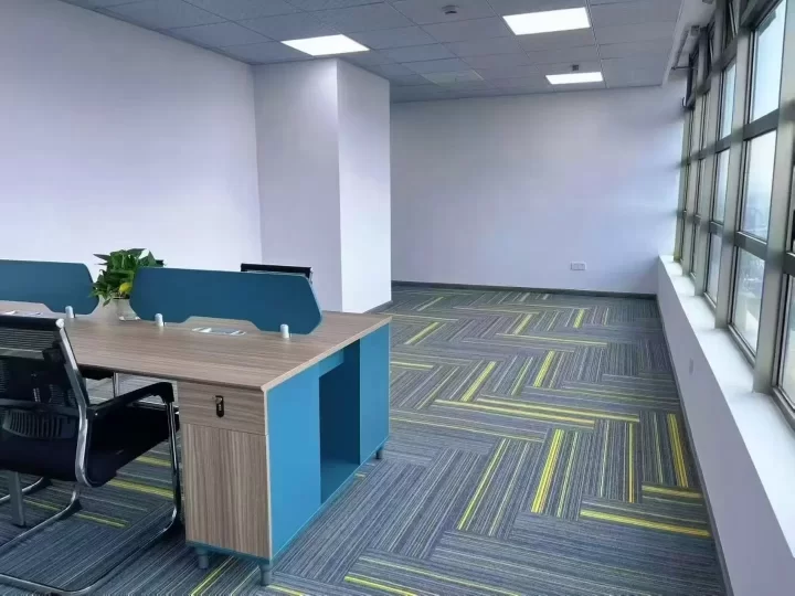 宁波红巨大厦，100平，精装修，朝南，一个隔间，视野开阔，带全套办公家具