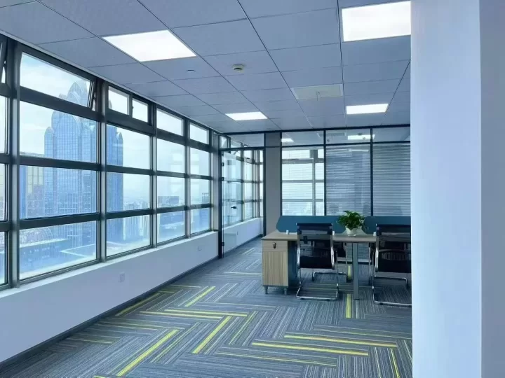 宁波红巨大厦，100平，精装修，朝南，一个隔间，视野开阔，带全套办公家具