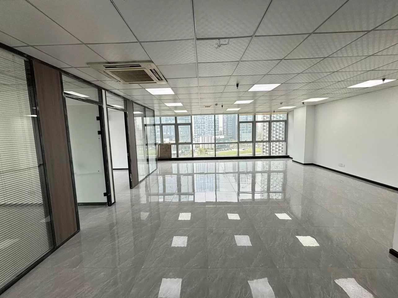 宁波鸿安大厦150平精装带隔间 全新装修 全落地窗 户型方正