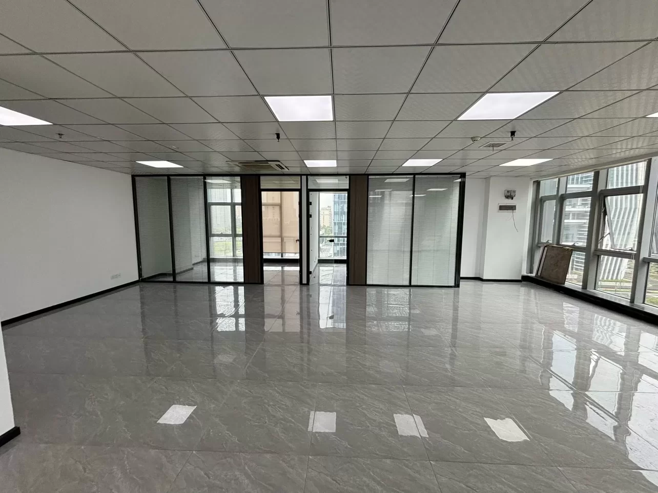 宁波鸿安大厦150平精装带隔间 全新装修 全落地窗 户型方正