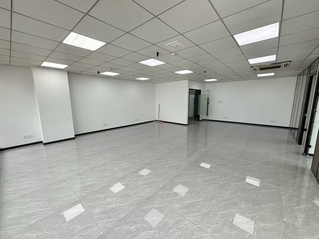 宁波鸿安大厦150平精装带隔间 全新装修 全落地窗 户型方正