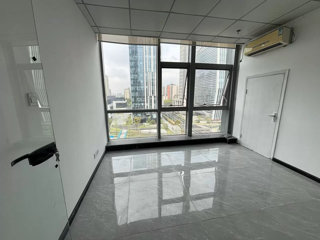 宁波鸿安大厦150平精装带隔间 全新装修 全落地窗 户型方正