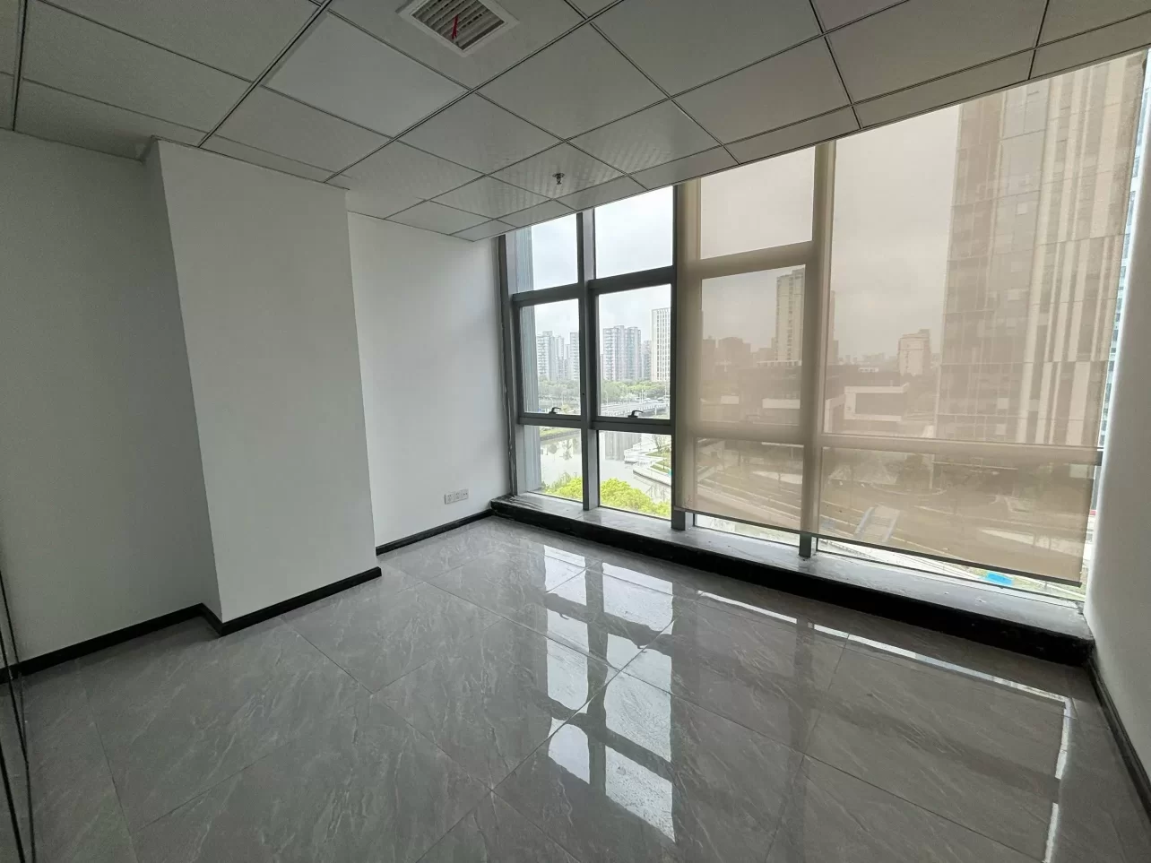 宁波鸿安大厦150平精装带隔间 全新装修 全落地窗 户型方正