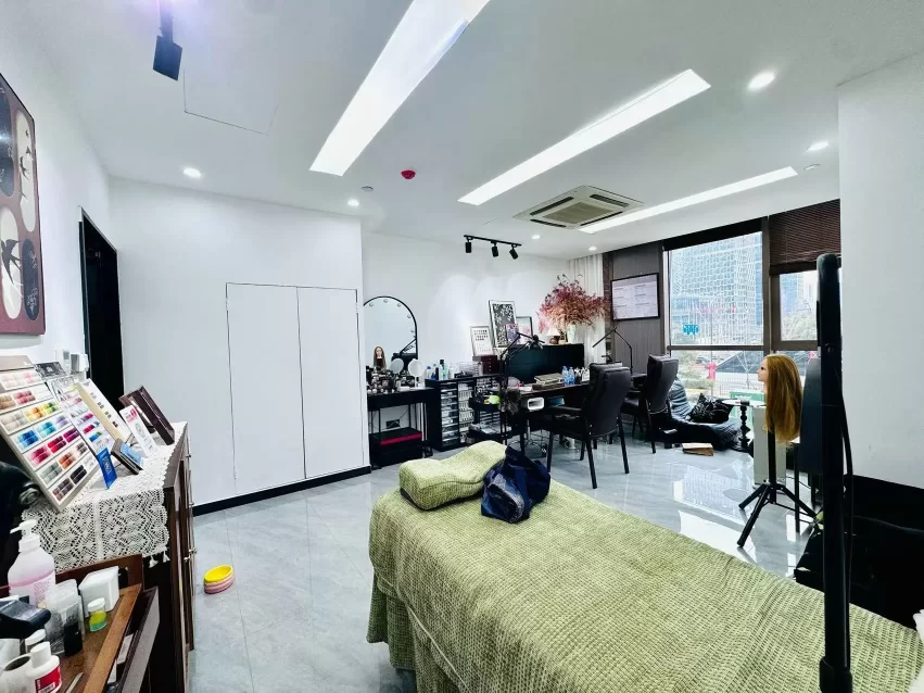 宁波商会大厦美甲工作室出租45平方2700元朝南