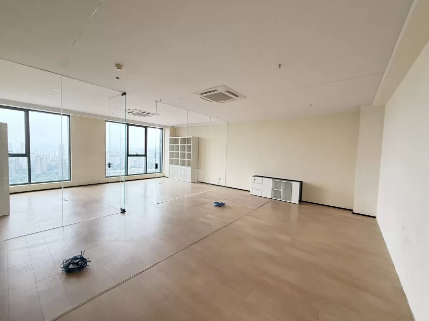 宁波和荣大厦584方，单价1.7，朝南，户型方正、采光通透、高利用率