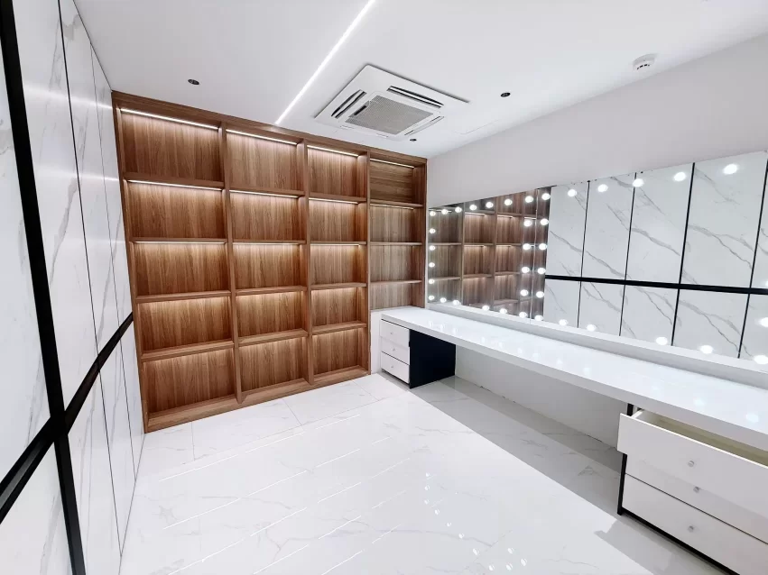 宁波和荣大厦婚纱工作室435平米装修，年租金224410元