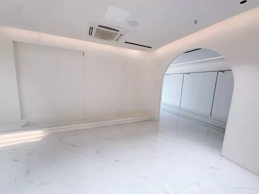 宁波和荣大厦婚纱工作室435平米装修，年租金224410元