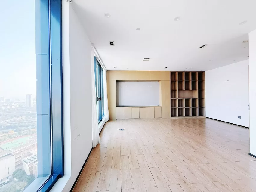 宁波鄞州区地铁口写字楼和荣大厦584方，单价1.67元