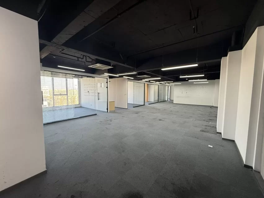 宁波和荣大厦面积404方，单价1.6，可拆掉，做好全新顶地大通间