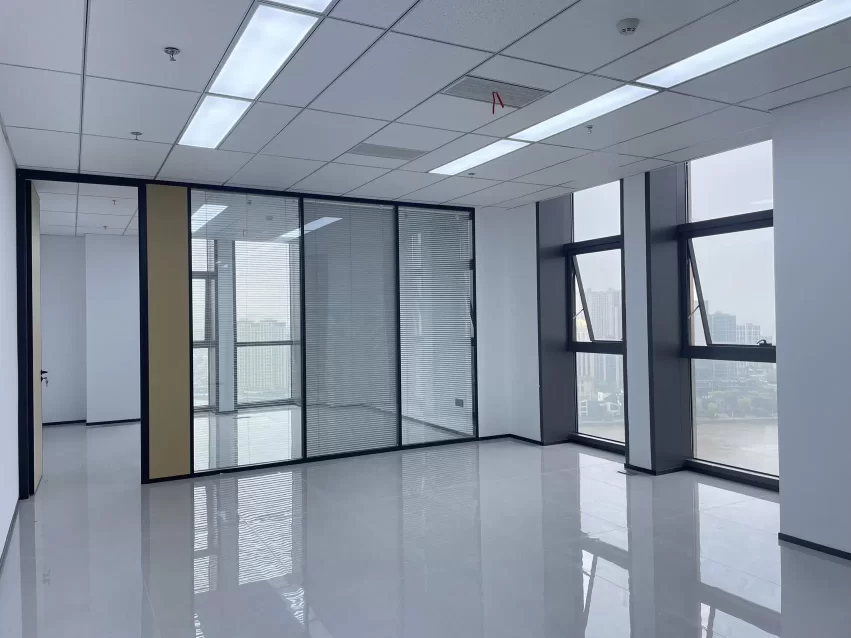 海曙海关大厦120平朝向西南办公室出租，两个独立办公隔间，可配全套办公家具