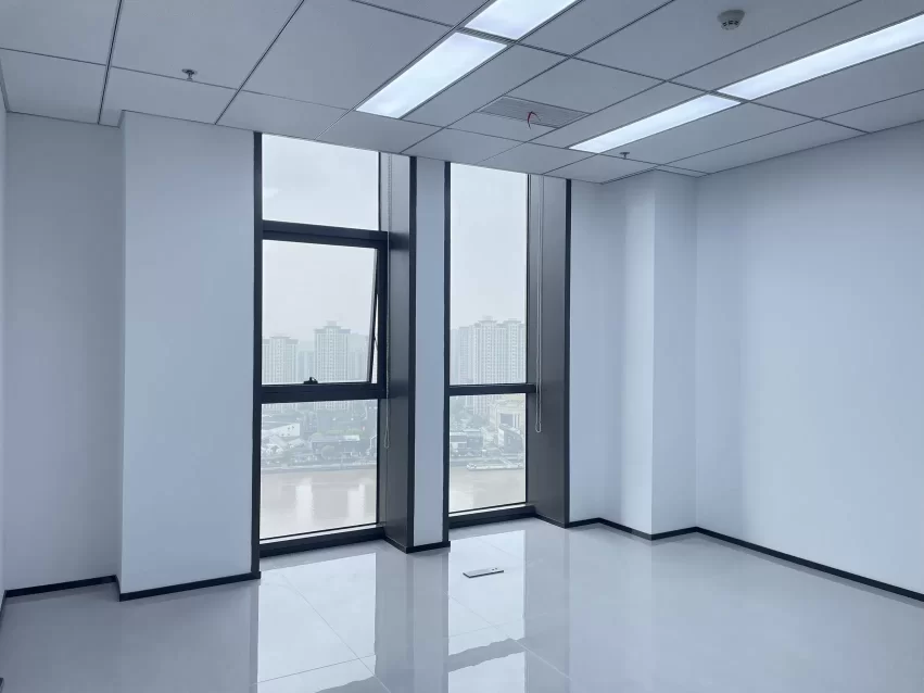 海曙海关大厦120平朝向西南办公室出租，两个独立办公隔间，可配全套办公家具