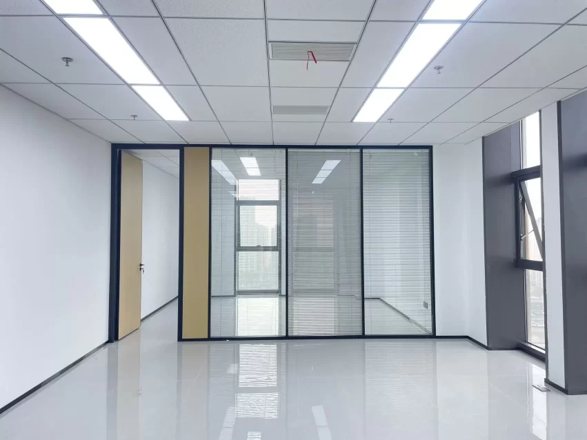 海曙海关大厦120平朝向西南办公室出租，两个独立办公隔间，可配全套办公家具