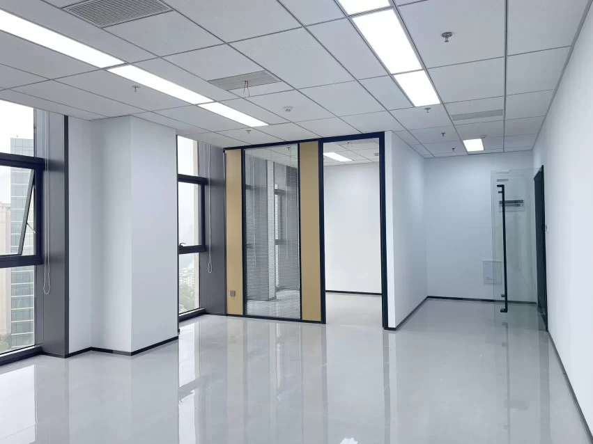 海曙海关大厦120平朝向西南办公室出租，两个独立办公隔间，可配全套办公家具